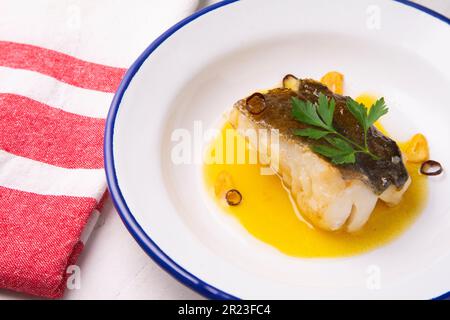 Bacalao al pil pil traditionelle Tapa aus Nordspanien. Kabeljau gekocht mit einer köstlichen Sauce aus Öl, Kabeljau und Knoblauch. Stockfoto