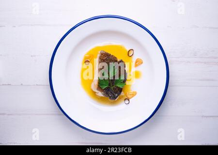 Bacalao al pil pil traditionelle Tapa aus Nordspanien. Kabeljau gekocht mit einer köstlichen Sauce aus Öl, Kabeljau und Knoblauch. Stockfoto