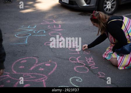 Melbourne, Australien, 17. Mai 2023. Nach der Absage eines weiteren Dragster-Storytime-Events aufgrund von Gewaltandrohungen haben die Rainbow Community Angels eine separate Veranstaltung in der Eltham Library organisiert, um die Unterstützung der LGBTQI+-Gemeinschaft für den IDAHOBIT Day zu demonstrieren, den ersten seit Dezember 2022. Kredit: Jay Kogler/Alamy Live News Stockfoto