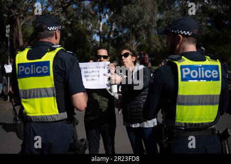 Melbourne, Australien, 17. Mai 2023. Nach der Absage eines weiteren Dragster-Storytime-Events aufgrund von Gewaltandrohungen haben die Rainbow Community Angels eine separate Veranstaltung in der Eltham Library organisiert, um die Unterstützung der LGBTQI+-Gemeinschaft für den IDAHOBIT Day zu demonstrieren, den ersten seit Dezember 2022. Kredit: Jay Kogler/Alamy Live News Stockfoto