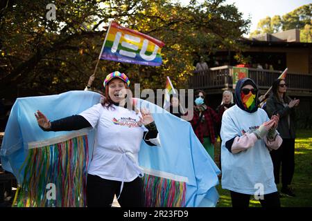 Melbourne, Australien, 17. Mai 2023. Nach der Absage eines weiteren Dragster-Storytime-Events aufgrund von Gewaltandrohungen haben die Rainbow Community Angels eine separate Veranstaltung in der Eltham Library organisiert, um die Unterstützung der LGBTQI+-Gemeinschaft für den IDAHOBIT Day zu demonstrieren, den ersten seit Dezember 2022. Kredit: Jay Kogler/Alamy Live News Stockfoto