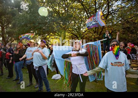Melbourne, Australien, 17. Mai 2023. Nach der Absage eines weiteren Dragster-Storytime-Events aufgrund von Gewaltandrohungen haben die Rainbow Community Angels eine separate Veranstaltung in der Eltham Library organisiert, um die Unterstützung der LGBTQI+-Gemeinschaft für den IDAHOBIT Day zu demonstrieren, den ersten seit Dezember 2022. Kredit: Jay Kogler/Alamy Live News Stockfoto
