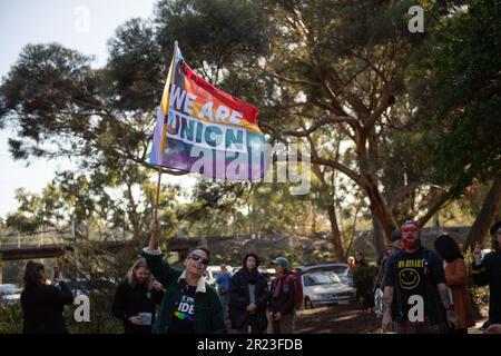 Melbourne, Australien, 17. Mai 2023. Nach der Absage eines weiteren Dragster-Storytime-Events aufgrund von Gewaltandrohungen haben die Rainbow Community Angels eine separate Veranstaltung in der Eltham Library organisiert, um die Unterstützung der LGBTQI+-Gemeinschaft für den IDAHOBIT Day zu demonstrieren, den ersten seit Dezember 2022. Kredit: Jay Kogler/Alamy Live News Stockfoto
