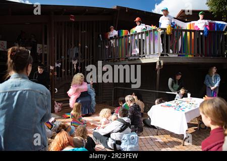 Melbourne, Australien, 17. Mai 2023. Nach der Absage eines weiteren Dragster-Storytime-Events aufgrund von Gewaltandrohungen haben die Rainbow Community Angels eine separate Veranstaltung in der Eltham Library organisiert, um die Unterstützung der LGBTQI+-Gemeinschaft für den IDAHOBIT Day zu demonstrieren, den ersten seit Dezember 2022. Kredit: Jay Kogler/Alamy Live News Stockfoto