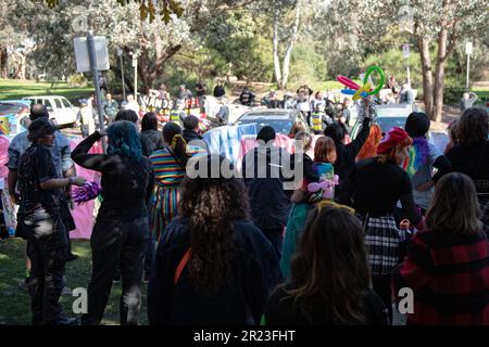 Melbourne, Australien, 17. Mai 2023. Nach der Absage eines weiteren Dragster-Storytime-Events aufgrund von Gewaltandrohungen haben die Rainbow Community Angels eine separate Veranstaltung in der Eltham Library organisiert, um die Unterstützung der LGBTQI+-Gemeinschaft für den IDAHOBIT Day zu demonstrieren, den ersten seit Dezember 2022. Kredit: Jay Kogler/Alamy Live News Stockfoto