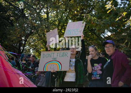 Melbourne, Australien, 17. Mai 2023. Nach der Absage eines weiteren Dragster-Storytime-Events aufgrund von Gewaltandrohungen haben die Rainbow Community Angels eine separate Veranstaltung in der Eltham Library organisiert, um die Unterstützung der LGBTQI+-Gemeinschaft für den IDAHOBIT Day zu demonstrieren, den ersten seit Dezember 2022. Kredit: Jay Kogler/Alamy Live News Stockfoto