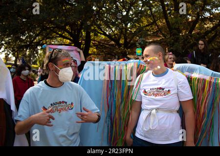 Melbourne, Australien, 17. Mai 2023. Nach der Absage eines weiteren Dragster-Storytime-Events aufgrund von Gewaltandrohungen haben die Rainbow Community Angels eine separate Veranstaltung in der Eltham Library organisiert, um die Unterstützung der LGBTQI+-Gemeinschaft für den IDAHOBIT Day zu demonstrieren, den ersten seit Dezember 2022. Kredit: Jay Kogler/Alamy Live News Stockfoto