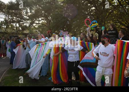 Melbourne, Australien, 17. Mai 2023. Nach der Absage eines weiteren Dragster-Storytime-Events aufgrund von Gewaltandrohungen haben die Rainbow Community Angels eine separate Veranstaltung in der Eltham Library organisiert, um die Unterstützung der LGBTQI+-Gemeinschaft für den IDAHOBIT Day zu demonstrieren, den ersten seit Dezember 2022. Kredit: Jay Kogler/Alamy Live News Stockfoto