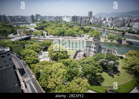 Hiroshima, Japan. 17. Mai 2023. Blick auf den Genbaku Dome im Hiroshima Peace Memorial Park, dem zentralen Ort für den G7-Gipfel in Hiroshima. Vom 19. Bis 21. Mai wird Japan Gastgeber des G7-Gipfels sein. Die "Siebenergruppe" (G7) ist ein informelles Bündnis führender Industrieländer. Die Mitglieder sind Deutschland, Frankreich, Großbritannien, Italien, Japan, Kanada und die USA. Kredit: Michael Kappeler/dpa/Alamy Live News Stockfoto