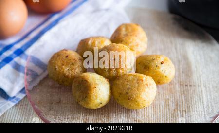 Kabeljau-Fritters. Traditionelles spanisches Tapa-Rezept. Stockfoto