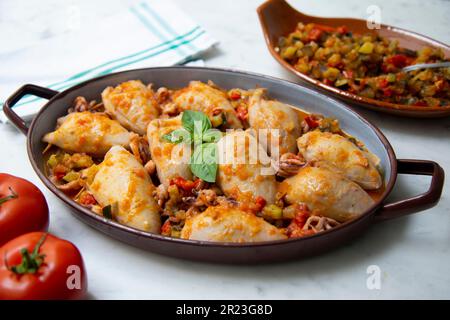 Tintenfisch gefüllt mit Fleisch und Gemüse. Traditionelles spanisches Rezept. Stockfoto