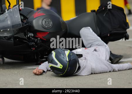 Otopeni, Rumänien - 15. Mai 2023: Motorradunfallopfer während einer Übungsübung bei rumänischen Ersthelfern, Feuerwehrleuten und Sanitätern. Stockfoto