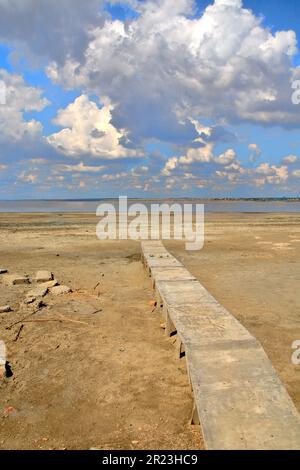 Auf dem Foto ist eine sterbende Mündung namens Kuyalnik, nahe der Stadt Odessa in der Ukraine. Stockfoto