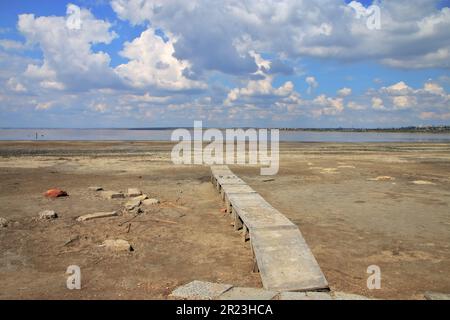 Auf dem Foto ist eine sterbende salzige Flussmündung namens Kuyalnik, in der Nähe der Stadt Odessa in der Ukraine. Stockfoto