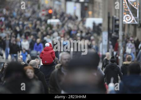 Aktenfoto vom 17.12/ 2017 von Käufern in der Buchanan Street im Stadtzentrum von Glasgow. Durch die hohe Inflation wurde im letzten Monat tatsächlich jeder reale Anstieg der Einzelhandelsumsätze ausgelöscht, aber die Schotten, die ihre Häuser und Gärten rechtzeitig für den Sommer aufbereiteten, trugen dazu bei, die Zahl in positives Terrain zu treiben. Ausgabedatum: Mittwoch, 17. Mai 2023. Stockfoto