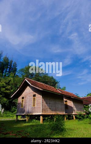 Jakarta, Indonesien, Mai 14 2023, traditionelles Haus aus Indonesien, ein Gebäude, das gemeinhin als Pfahlhaus bezeichnet wird, wobei die meisten Materialien w verwenden Stockfoto