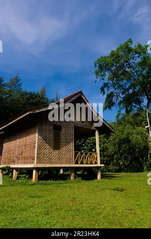 Jakarta, Indonesien, Mai 14 2023, traditionelles Haus aus Indonesien, ein Gebäude, das gemeinhin als Pfahlhaus bezeichnet wird, wobei die meisten Materialien w verwenden Stockfoto