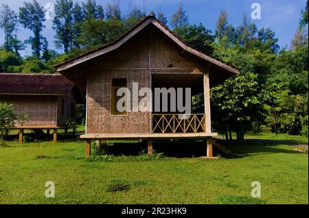 Jakarta, Indonesien, Mai 14 2023, traditionelles Haus aus Indonesien, ein Gebäude, das gemeinhin als Pfahlhaus bezeichnet wird, wobei die meisten Materialien w verwenden Stockfoto