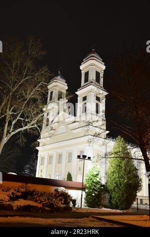 Weißes Kirchengebäude im Dunkeln. Stockfoto