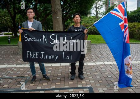 Taipeh. 17. Mai 2023. Pro-demokratische Aktivisten für Hongkong demonstrieren vor dem Gebäude, wo die ehemalige britische Premierministerin Liz Truss während ihres Besuchs in Taipei, Taiwan, am 17./05/2023. Der Abgeordnete der konservativen Partei wird in den nächsten fünf Tagen mit hochrangigen Vertretern der Regierung der Republik China zusammentreffen, und zwar von Wiktor Dabkowski Credit: dpa/Alamy Live News Stockfoto