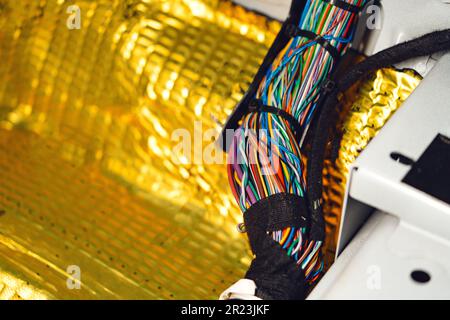 Prozess der Installation von Kfz-Schallschutzmaterial im Kfz-Service Stockfoto