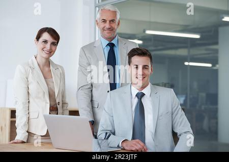 Eine Gruppe von Kollegen, die sich im Sitzungssaal treffen. Stockfoto