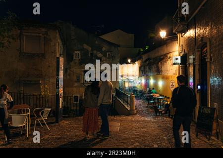 Leute, die nachts in Lissabon spazieren gehen. Portugal - Mai 2023. Hochwertiges Foto Stockfoto