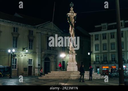 Leute, die nachts in Lissabon spazieren gehen. Portugal - Mai 2023. Hochwertiges Foto Stockfoto