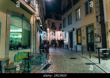 Leute, die nachts in Lissabon spazieren gehen. Portugal - Mai 2023. Hochwertiges Foto Stockfoto