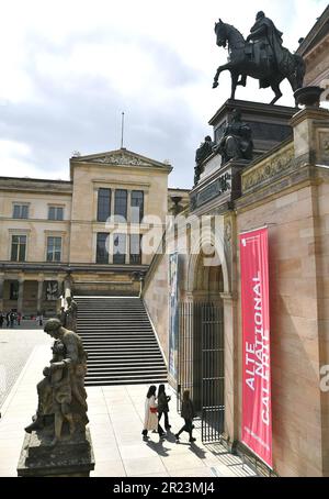 Berlin, Deutschland. 16. Mai 2023. Besucher gehen in der Alten Nationalgalerie auf der Museumsinsel Berlin, Deutschland, 16. Mai 2023. Die Museumsinsel, die zum UNESCO-Weltkulturerbe gehört, befindet sich im nördlichen Teil der Insel Spree in Berlin. Der Name stammt aus dem Komplex weltberühmter Museen wie dem Alten Museum (Altes Museum), dem Neuen Museum (Neues Museum), der Alten Nationalgalerie (Alte Nationalgalerie), dem Bode Museum und dem Pergamon Museum. Am 18. Mai findet der Internationale Museumstag statt. Kredit: Ren Pengfei/Xinhua/Alamy Live News Stockfoto