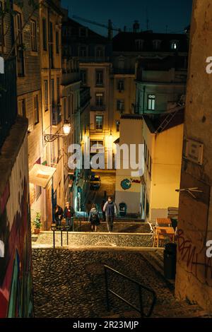 Leute, die nachts in Lissabon spazieren gehen. Portugal - Mai 2023. Hochwertiges Foto Stockfoto