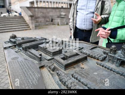 Berlin, Deutschland. 16. Mai 2023. Dieses Foto wurde am 16. Mai 2023 aufgenommen und zeigt ein Modell der Museumsinsel in Berlin. Die Museumsinsel, die zum UNESCO-Weltkulturerbe gehört, befindet sich im nördlichen Teil der Insel Spree in Berlin. Der Name stammt aus dem Komplex weltberühmter Museen wie dem Alten Museum (Altes Museum), dem Neuen Museum (Neues Museum), der Alten Nationalgalerie (Alte Nationalgalerie), dem Bode Museum und dem Pergamon Museum. Am 18. Mai findet der Internationale Museumstag statt. Kredit: Ren Pengfei/Xinhua/Alamy Live News Stockfoto