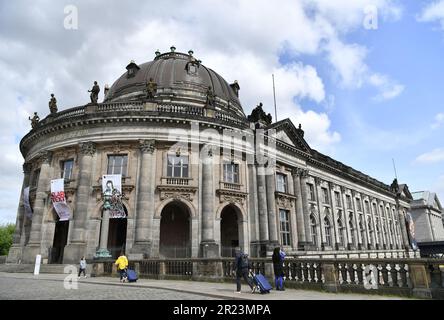 Berlin, Deutschland. 16. Mai 2023. Dieses Foto wurde am 16. Mai 2023 aufgenommen und zeigt das Bode Museum auf der Museumsinsel in Berlin. Die Museumsinsel, die zum UNESCO-Weltkulturerbe gehört, befindet sich im nördlichen Teil der Insel Spree in Berlin. Der Name stammt aus dem Komplex weltberühmter Museen wie dem Alten Museum (Altes Museum), dem Neuen Museum (Neues Museum), der Alten Nationalgalerie (Alte Nationalgalerie), dem Bode Museum und dem Pergamon Museum. Am 18. Mai findet der Internationale Museumstag statt. Kredit: Ren Pengfei/Xinhua/Alamy Live News Stockfoto