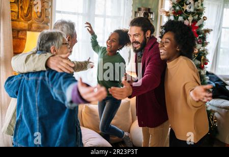 Eine multiethnische Familie, die die Weihnachtszeit zusammen genießt. Die Leute lieben das Konzept. Stockfoto
