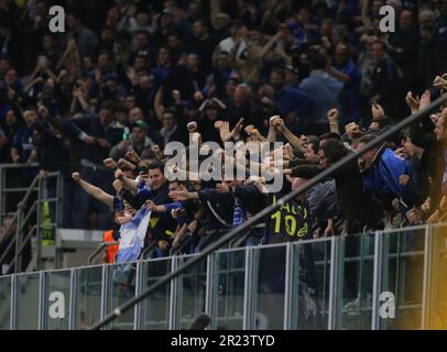 Inter-FC-Fans, die nach einem Tor während des Halbfinals der UEFA Champions League auf der zweiten Etappe feiern, Fußballspiel zwischen Inter FC und AC Mailand am 16. Mai Stockfoto