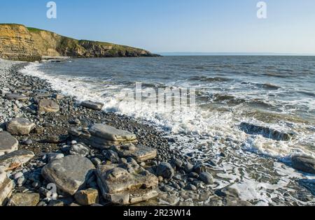 Entlang der Küste von Dunraven Bay oder Southerndown Beach im Vale of Glamorgan South Wales Stockfoto