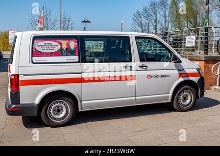 Hamburg, Deutschland - 04 17 2023: Blick auf einen Technologiebus der Hamburger hochbahn Stockfoto