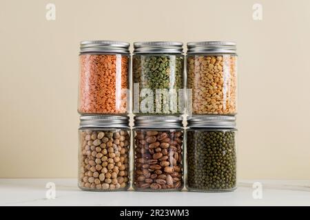 Verschiedene Leguminosen in Glasgefäßen. Pflanzliches Protein, gesunde Ernährung. Vegetarismus. Stockfoto
