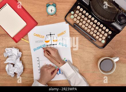Handzeichnen Wählen Sie zwischen Karriere und Familie, Ansicht von oben Stockfoto