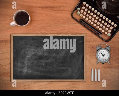 Leere Kreidetafel auf dem Tisch, Autor. Blick von oben Stockfoto