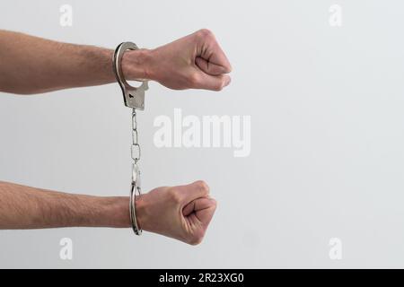 Männerhände in Handschellen. Kriminell Stockfoto