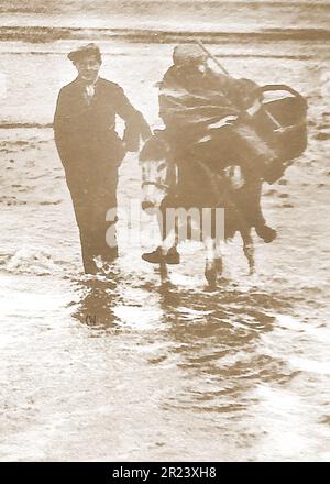 Wales im Jahr 1939 - ein alter verblichener Schnappschuss eines Cockle-Fischers in Penclawdd Stockfoto