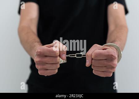 Männerhände in Handschellen. Kriminell Stockfoto