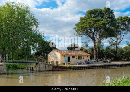 Navigation auf dem Canal du Midi in Richtung Le Somail, Port La Robine. Mirepeisset. Occitanie, Frankreich Stockfoto