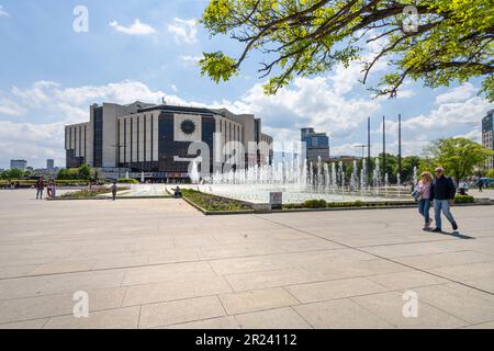 Sofia, Bulgarien. Mai 2023. Panoramablick auf die Brunnen vor dem Nationalen Kulturpalast im Stadtzentrum Stockfoto