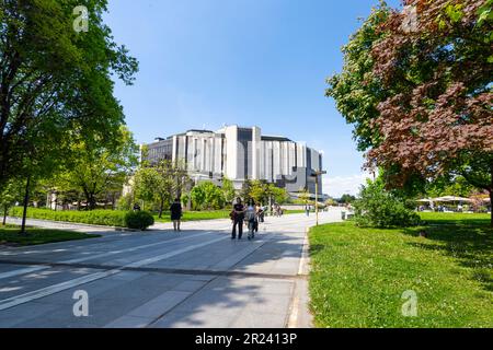 Sofia, Bulgarien. Mai 2023. Panoramablick auf die Brunnen vor dem Nationalen Kulturpalast im Stadtzentrum Stockfoto