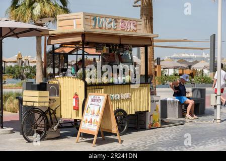 Speisen- und Getränkehändler in Dubais Marina Beach, Dubai, Vereinigte Arabische Emirate Stockfoto