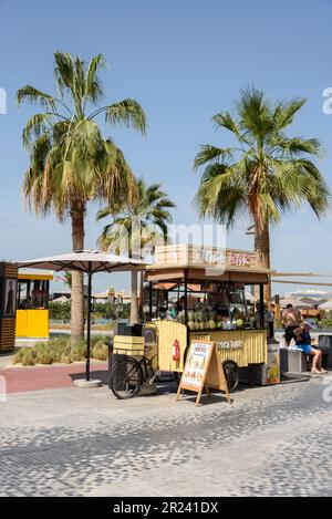 Speisen- und Getränkehändler in Dubais Marina Beach, Dubai, Vereinigte Arabische Emirate Stockfoto