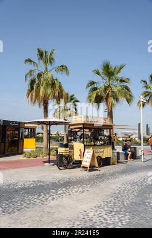 Speisen- und Getränkehändler in Dubais Marina Beach, Dubai, Vereinigte Arabische Emirate Stockfoto