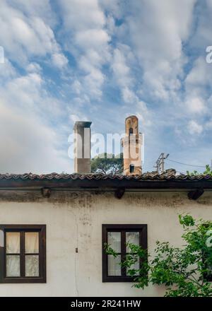 Traditionelles Haus mit Guduk Minaret in Birgi, einer kleinen Stadt im Odemis-Viertel der Provinz Izmir in der Türkei Stockfoto
